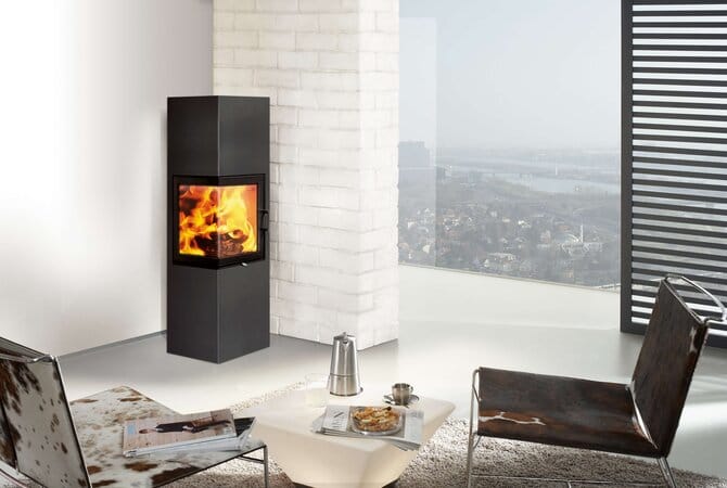 Austroflamm Slim 4.0 Kaminofen im modernen Wohnraum mit Sitzgruppe, freistehender Design-Holzofen mit Feuer