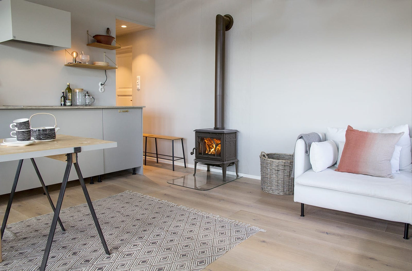 JØTUL Kaminofen 4,9 kW freistehend im Wohnraum