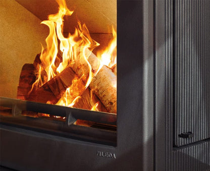 Leda Allegra Kaminofen in schwarz – 8 kW Guss-Holzofen mit großer Sichtscheibe und klassischem Design