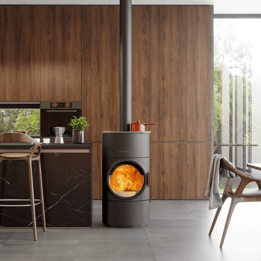 Austroflamm Clou Compact Cook Kaminofen mit runder Panoramascheibe und integriertem Kochfach in modernem Design