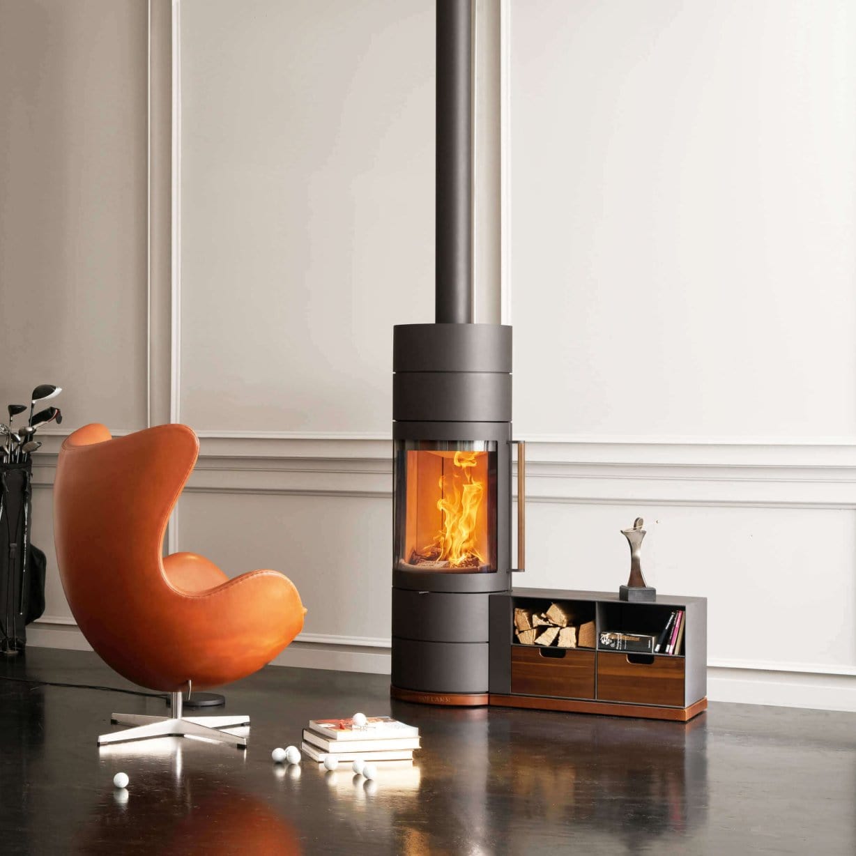 Austroflamm Lux Kaminofen mit gebogener Panoramascheibe und modernem Design