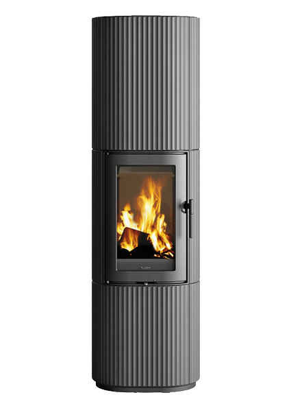 Detailaufnahme der LEDA SANNA Ofentür aus Gusseisen mit Sichtscheibe, Türgriff und Blick auf das Holzfeuer.
