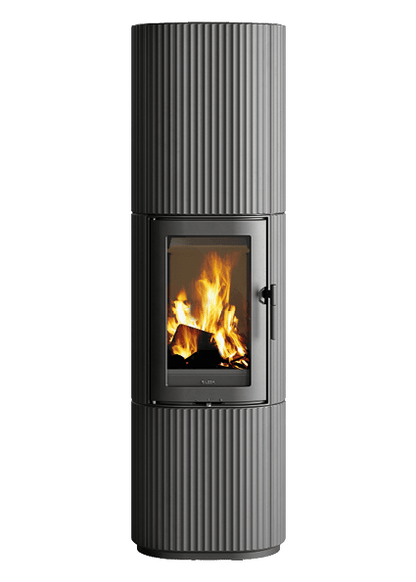 Detailaufnahme der LEDA SANNA Ofentür aus Gusseisen mit Sichtscheibe, Türgriff und Blick auf das Holzfeuer.