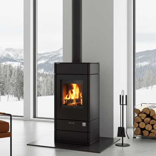 Feuerraum des Oranier Kaminofen Teja W+ mit großer Glasscheibe und sichtbarem Flammenspiel