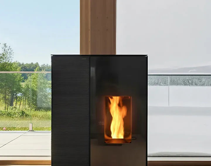 Frontansicht des MCZ Eiko 365 Pelletofens mit großer Sichtscheibe