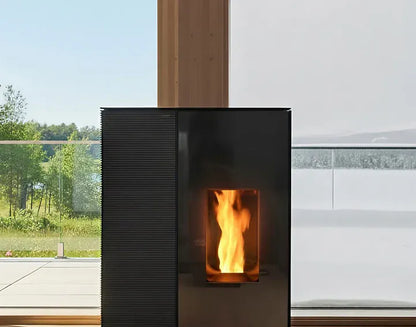 Frontansicht des MCZ Eiko 365 Pelletofens mit großer Sichtscheibe