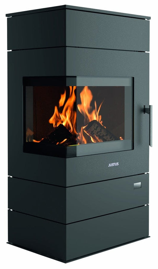 Justus Voga (W+) Kaminofen Frontansicht mit großer Sichtscheibe und modernem Design