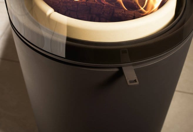 Keramott-Auskleidung im Feuerraum mit Luftregler des Austroflamm Stila 2.0