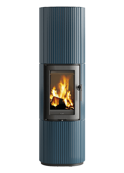 LEDA SANNA Speicherofen in Petrolblau mit emaillierter Gussoberfläche, geriffeltem Design und großzügiger Feuersicht.