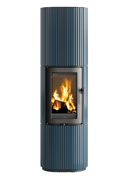 LEDA SANNA Speicherofen in Petrolblau mit emaillierter Gussoberfläche, geriffeltem Design und großzügiger Feuersicht.