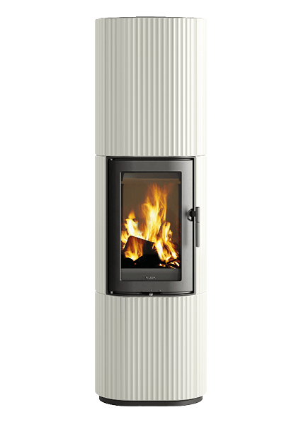 LEDA SANNA Speicherofen in Weiß mit brennendem Holzfeuer in einem modernen Wohnraum mit Holzboden und großer Fensterfront.