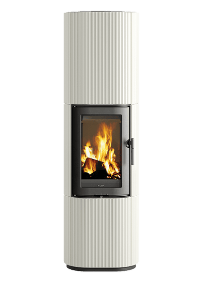 LEDA SANNA Speicherofen in Weiß mit brennendem Holzfeuer in einem modernen Wohnraum mit Holzboden und großer Fensterfront.