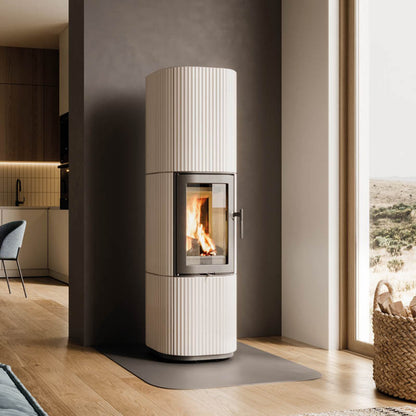 LEDA SANNA Speicherofen in Weiß mit geriffelter Oberfläche, großzügiger Feuersicht und brennendem Holzfeuer.