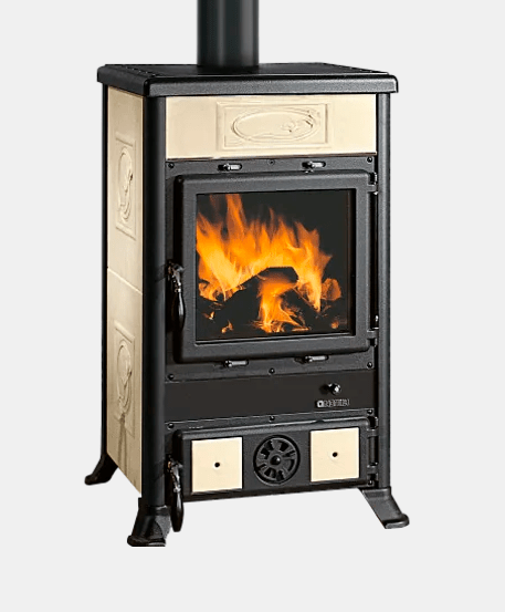 La Nordica Kaminofen mit klassischer Verkleidung und sichtbarem Holzfeuer
