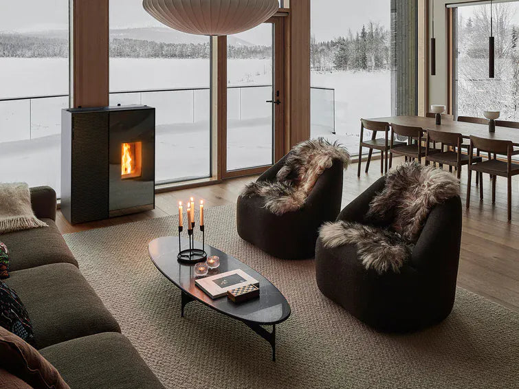 MCZ Eiko 365 Pelletofen mit Kühlfunktion in modernem Wohnraum installiert