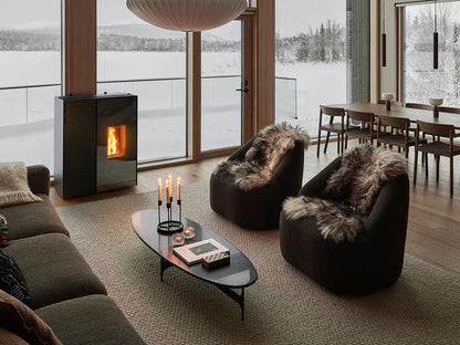 MCZ Eiko 365 Pelletofen mit Kühlfunktion in modernem Wohnraum installiert