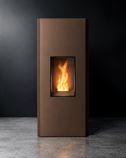 MCZ MAKO Pelletofen in Bronze mit geradlinigem Design und leuchtendem Flammenbild vor dunklem Hintergrund.