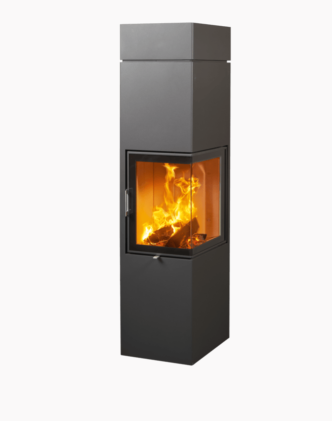 Austroflamm Slim 4.0 Kaminofen mit Aufsatzbox, schlanker Design-Holzofen mit eckiger Sichtscheibe und Feuer, schräge Ansicht
